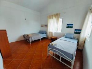 Tempat tidur dalam kamar di Coral Apartment ( 5 bedroom apartment)