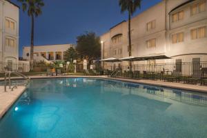 una gran piscina frente a un edificio en Homewood Suites Tucson St. Philip's Plaza University, en Tucson