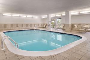 a large swimming pool in a hotel room at Hampton Inn Zanesville in Zanesville