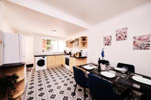 Η κουζίνα ή μικρή κουζίνα στο Cassia, 3 Bedrooms, Sleeps 5