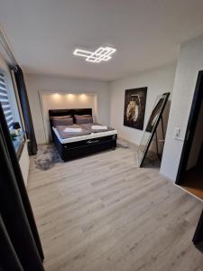 um quarto com uma cama no meio em Spa Lounge Hannover em Hanôver