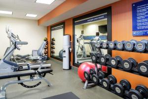 een fitnessruimte met loopbanden en machines in een kamer bij Hampton Inn Merrillville in Merrillville