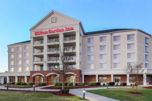een weergave van de hoteltuin herberg bij Hilton Garden Inn Roanoke Rapids in Roanoke Rapids