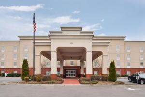 a building with an american flag in front of it at Hampton Inn Statesville in Statesville