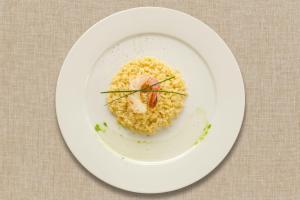 un piatto di cibo con gamberetti sopra il riso di Agriturismo Giorgio a Mattinata
