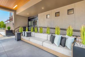 une terrasse avec un canapé et des plantes en pot dans l'établissement DoubleTree by Hilton Denver Cherry Creek, CO, à Denver