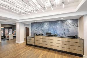 丹佛DoubleTree by Hilton Denver Cherry Creek, CO的办公大厅,设有大理石墙面的前台 更多37张照片
