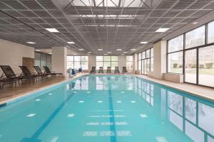 Swimming pool sa o malapit sa Embassy Suites by Hilton Baltimore at BWI Airport