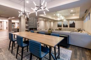 DoubleTree by Hilton Denver Cherry Creek, CO的休息区