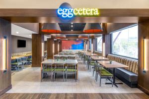 DoubleTree by Hilton Denver Cherry Creek, CO餐厅或其他用餐的地方