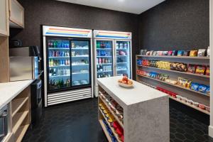DoubleTree by Hilton Denver Cherry Creek, CO的厨房或小厨房