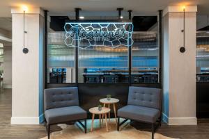 DoubleTree by Hilton Denver Cherry Creek, CO的休息区