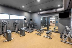 DoubleTree by Hilton Denver Cherry Creek, CO的健身中心和/或健身设施