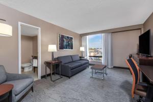 DoubleTree by Hilton Denver Cherry Creek, CO的电视和/或娱乐中心