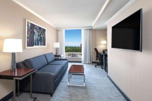 DoubleTree by Hilton Denver Cherry Creek, CO的电视和/或娱乐中心
