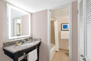 丹佛DoubleTree by Hilton Denver Cherry Creek, CO的带水槽和镜子的浴室