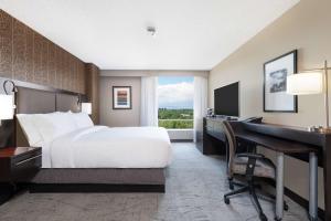 DoubleTree by Hilton Denver Cherry Creek, CO客房内的一张或多张床位