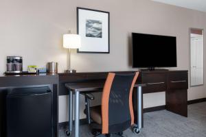 DoubleTree by Hilton Denver Cherry Creek, CO的电视和/或娱乐中心