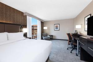 DoubleTree by Hilton Denver Cherry Creek, CO的电视和/或娱乐中心