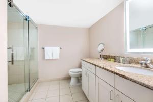DoubleTree by Hilton Denver Cherry Creek, CO的一间浴室