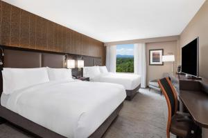 DoubleTree by Hilton Denver Cherry Creek, CO客房内的一张或多张床位