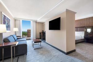 DoubleTree by Hilton Denver Cherry Creek, CO的电视和/或娱乐中心