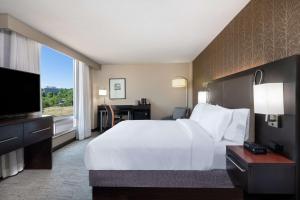 DoubleTree by Hilton Denver Cherry Creek, CO客房内的一张或多张床位