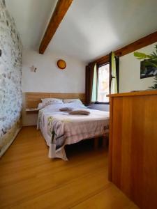 1 dormitorio con 1 cama en una habitación con ventana en Le Castellet Vue Panoramique, en Le Castellet