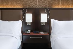 DoubleTree by Hilton Denver Cherry Creek, CO客房内的一张或多张床位