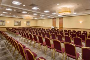 um quarto com filas de cadeiras em Embassy Suites by Hilton Baltimore at BWI Airport em Linthicum Heights