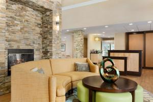 un soggiorno con divano e camino di Homewood Suites by Hilton Houston-Willowbrook Mall a Houston