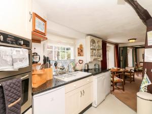 una cocina con fregadero y estufa horno superior en Castle View, en Dunster