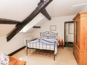 Un dormitorio con una cama y una cómoda. en Castle View, en Dunster