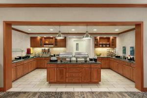Kuchyň nebo kuchyňský kout v ubytování Homewood Suites by Hilton Allentown-Bethlehem Airport