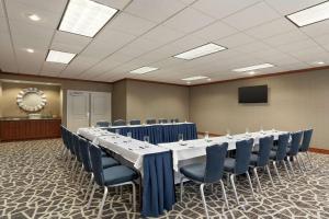 una sala de conferencias con una mesa larga y sillas azules en Homewood Suites by Hilton Allentown-Bethlehem Airport, en Bethlehem