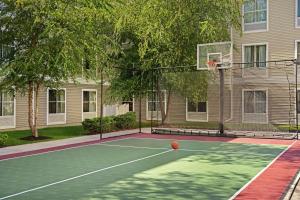 una pista de tenis frente a una casa con un aro de baloncesto en Homewood Suites by Hilton Allentown-Bethlehem Airport en Bethlehem