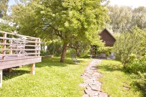 un banco de madera sentado en un parque junto a un árbol en Sirbi House en Tallin