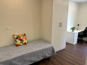 Habitación pequeña con cama y escritorio. en Bilbao apartamento a estrenar, en Bilbao