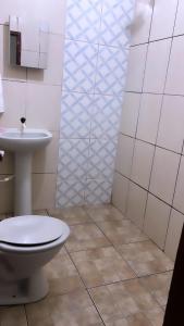 łazienka z toaletą i umywalką w obiekcie CASA DE PRAIA CAJUEIRO ALTER w mieście Alter do Chao