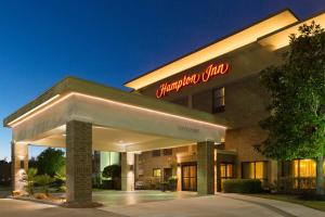 a hotel with a sign that reads sheridan inn at Hampton Inn Houston Willowbrook Mall in Houston
