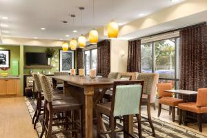 - une salle à manger avec une table et des chaises dans l'établissement Hampton Inn Houston Willowbrook Mall, à Houston