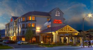 un bâtiment d'hôtel doté d'un drapeau devant lui dans l'établissement Hampton Inn & Suites San Francisco-Burlingame-Airport South, à Burlingame