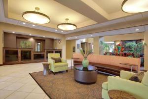 eine Lobby eines Krankenhauses mit einer Couch und Stühlen in der Unterkunft Homewood Suites by Hilton Tampa-Brandon in Tampa