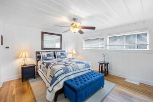 1 dormitorio con 1 cama y ventilador de techo en Beach & Breezes, en Huntington Beach