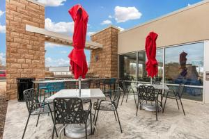 Home2 Suites By Hilton Olive Branch的阳台或露台