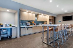 A kitchen or kitchenette at Home2 Suites By Hilton Olive Branch