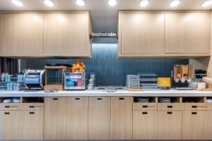 Home2 Suites By Hilton Olive Branch的厨房或小厨房