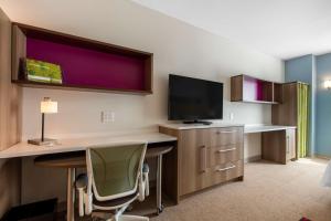 Home2 Suites By Hilton Olive Branch的电视和/或娱乐中心
