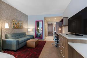 Home2 Suites By Hilton Olive Branch的电视和/或娱乐中心