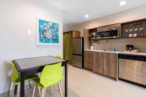 Home2 Suites By Hilton Olive Branch的厨房或小厨房